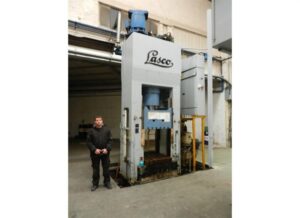 250 ton + 120 tonStocknummer: M.06 7308Hauptkategorie: [M] Pressen mit Hydraulischem AntriebUnterkategorie: [M.06] Einhub 4-stander pressenMarkenname: Lasco TSP » Fragen Sie ein individuelles Angebot