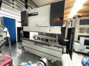 Turbo 80 ton x 2500 mm CNCStocknummer: O.01 13933Hauptkategorie: [O] Abkantpressen, Walzmaschinen, Richtmaschinen, Lasermaschinen und Brennschneidmaschinen, Stanzmaschinen & ProfilierungsanlagenUnterkategorie: [O.01] Hydraulische AbkantpressenMarkenname: LVD PPEB » Fragen Sie ein individuelles Angebot