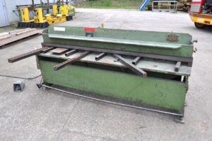2100 x 3 mmStocknummer: P.04 15571Hauptkategorie: [P] Scheren, Univ. formstahlscheren mit lochstanze, Quer- und Langsteilanlage, Lockformers & SägestrassenUnterkategorie: [P.04] Mechanische GuillotinescherenMarkenname: Ras » Fragen Sie ein individuelles Angebot